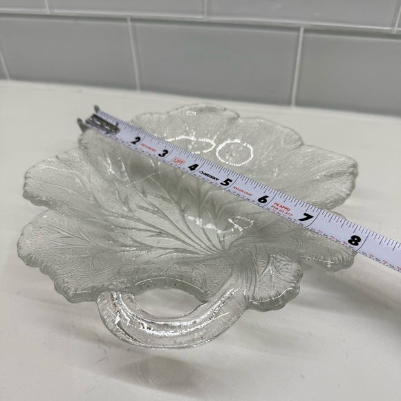 Vintage MCM 1950s Leaf Candy Dish Shallow Clear Pressed Glass with Handle - Picture 5 of 10